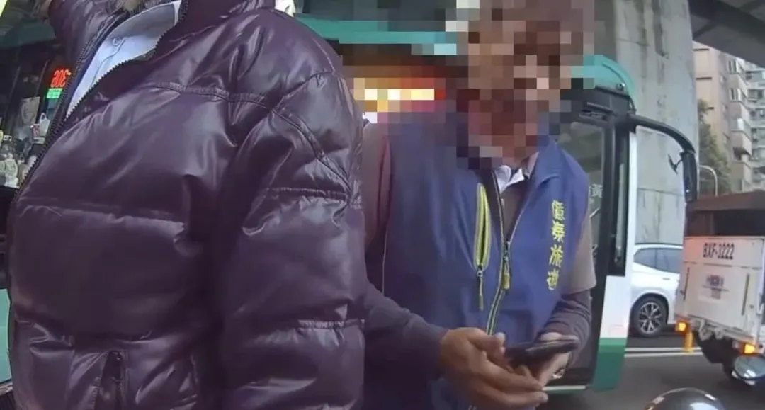 2人在馬路上發生爭執警方到場。(圖/翻攝畫面)