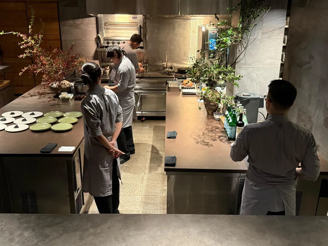 側看也是同樣忙中有序。（圖／黃宏輝提供）