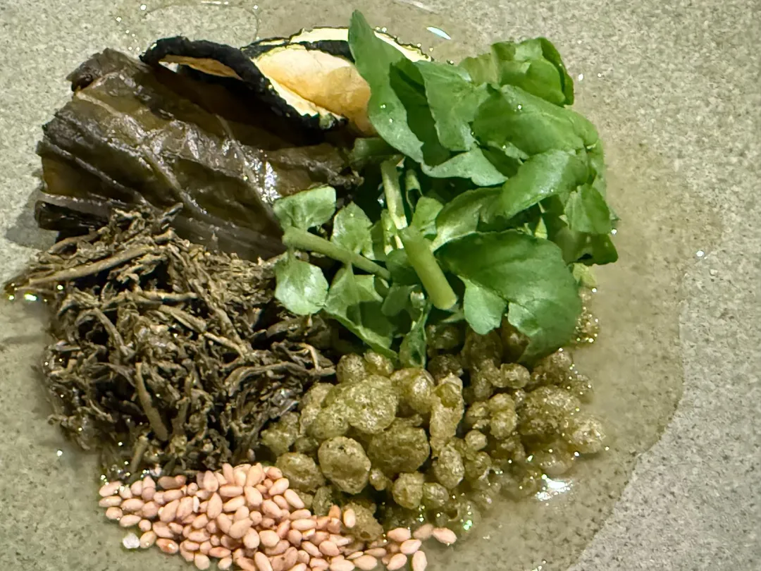 芥菜發酵水作為沙拉醬加入添味。（圖／黃宏輝提供）