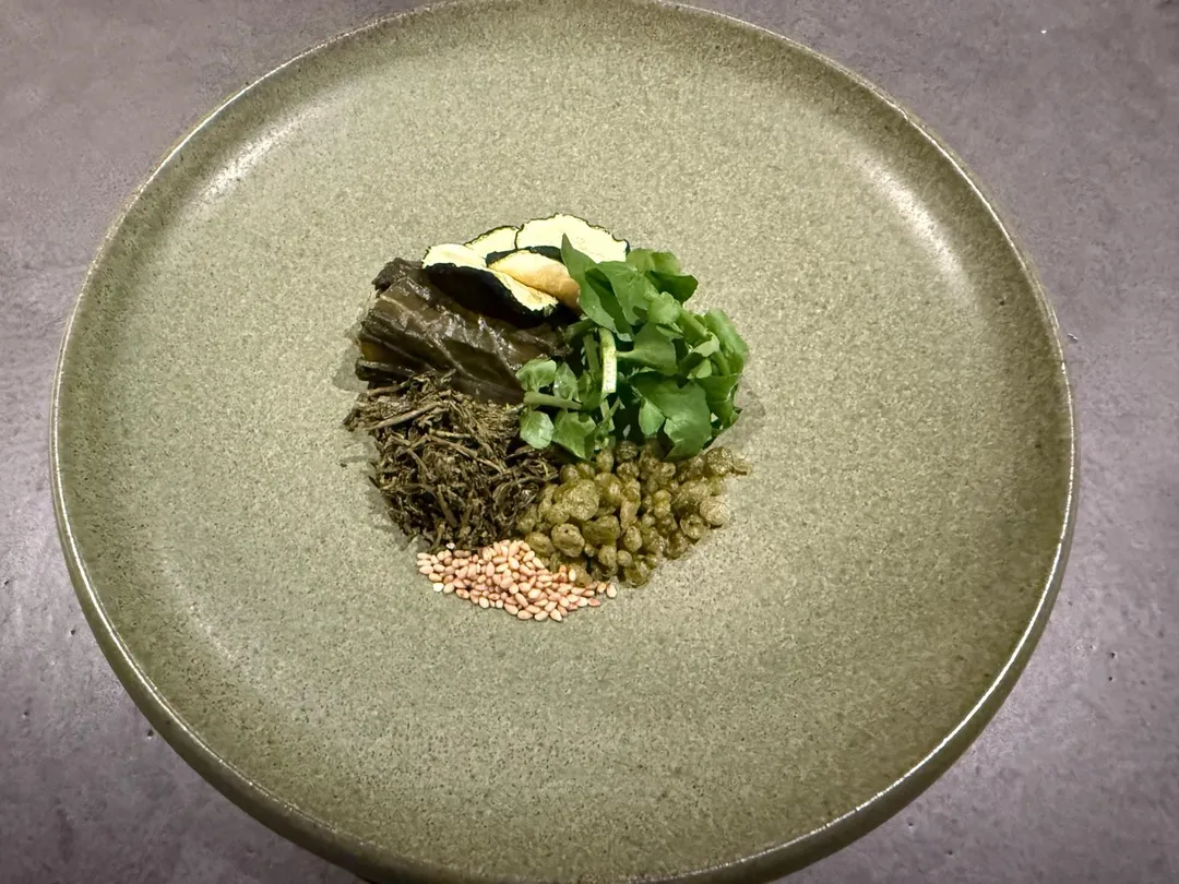 發酵井倉綠茶葉加入醃芥菜沙拉，原型實為「緬甸沙拉」。（圖／黃宏輝提供）