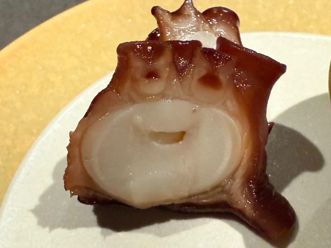 雖是台灣產章魚，觸手孔洞乍看極像日本「米粒章魚」。（圖／黃宏輝提供）