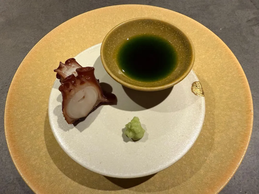 頭盤端出台灣產章魚柔煮，搭配的翠綠色無花果葉油帶無花果之味。（圖／黃宏輝提供）