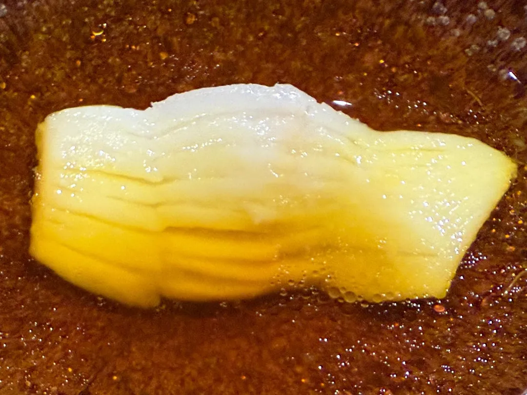 銀鰈油脂豐富且口感鬆軟，入口可嘗出片狀肉質。（圖／黃宏輝提供）