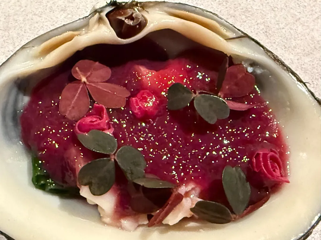 深紅色玫瑰土佐醋淋上生食等級北寄貝、海帶芽，最上方以紅楓葉裝飾。（圖／黃宏輝提供）