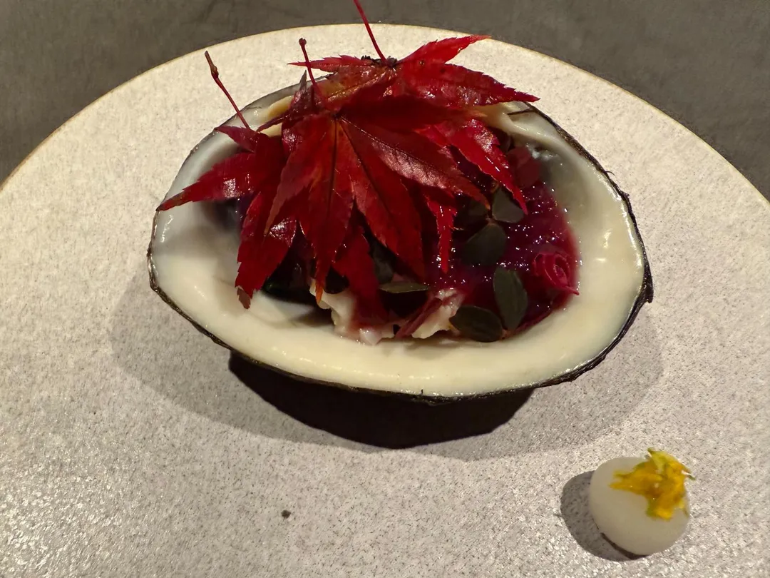 深紅色玫瑰土佐醋淋上生食等級北寄貝、海帶芽，最上方以紅楓葉裝飾。（圖／黃宏輝提供）
