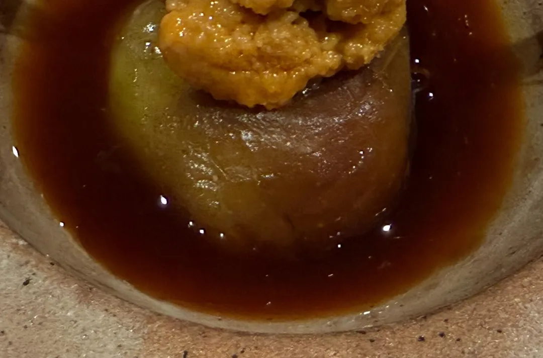 無花果以香菇熬煉的高湯燉煮，水果甜味正好和咖啡配合。（圖／黃宏輝提供）