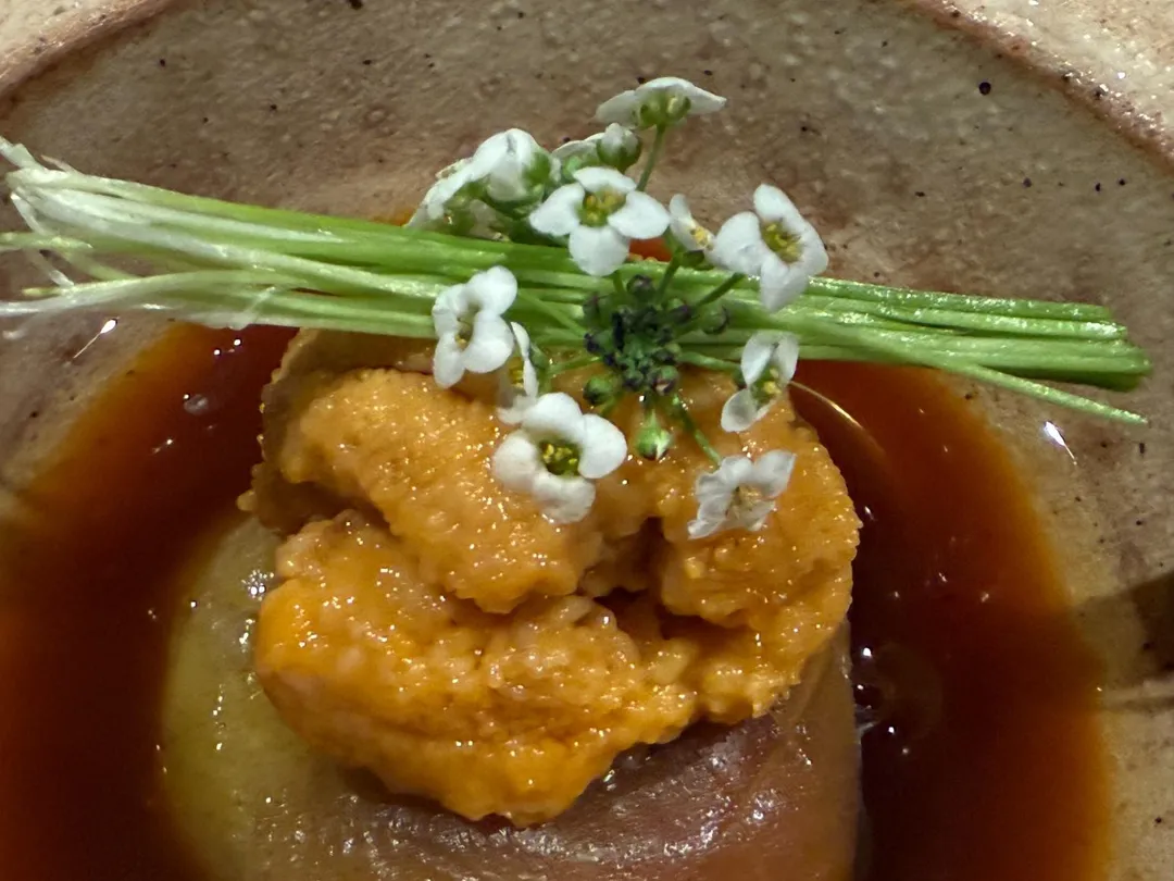 咖啡在此作為醬汁加入燉煮無花果、北海道馬糞海膽，點綴香氣濃郁的日本產芽蔥。（圖／黃宏輝提供）