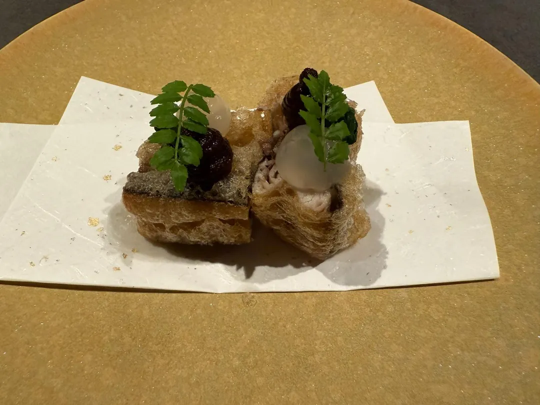 秋冬是品嘗秋刀魚最佳時間，汽泡水讓油炸的秋刀魚天婦羅在酥脆之外帶有膨鬆感。（圖／黃宏輝提供）
