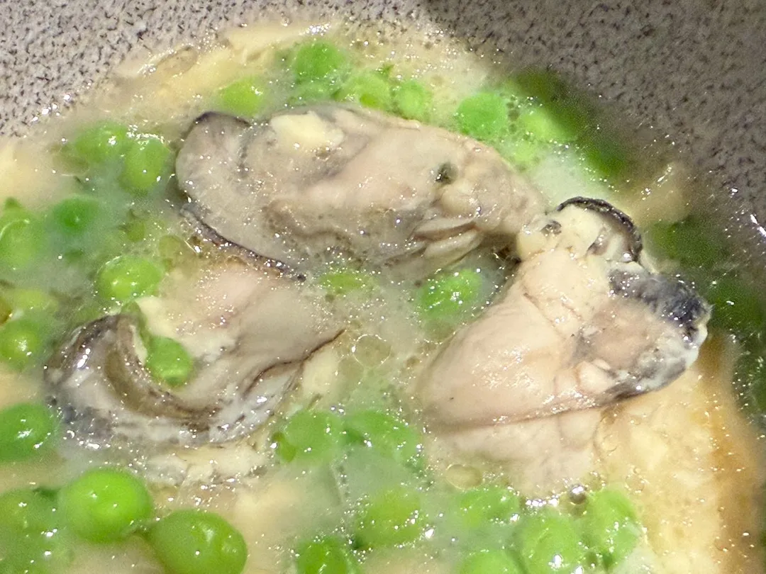 東石產鮮蚵鮮甜汁液浸潤整個蒸蛋。（圖／黃宏輝提供）
