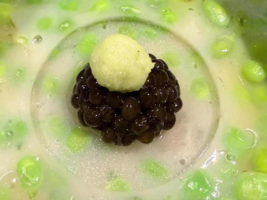 蒸物薄透的昆布高湯凍逐漸融化，東石產鮮蚵鮮甜汁液浸潤整個蒸蛋。（圖／黃宏輝提供）
