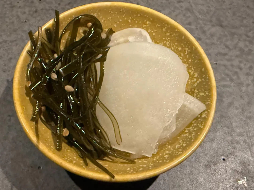 店家自製漬菜提供米料理唯一的鹹味。（圖／黃宏輝提供）