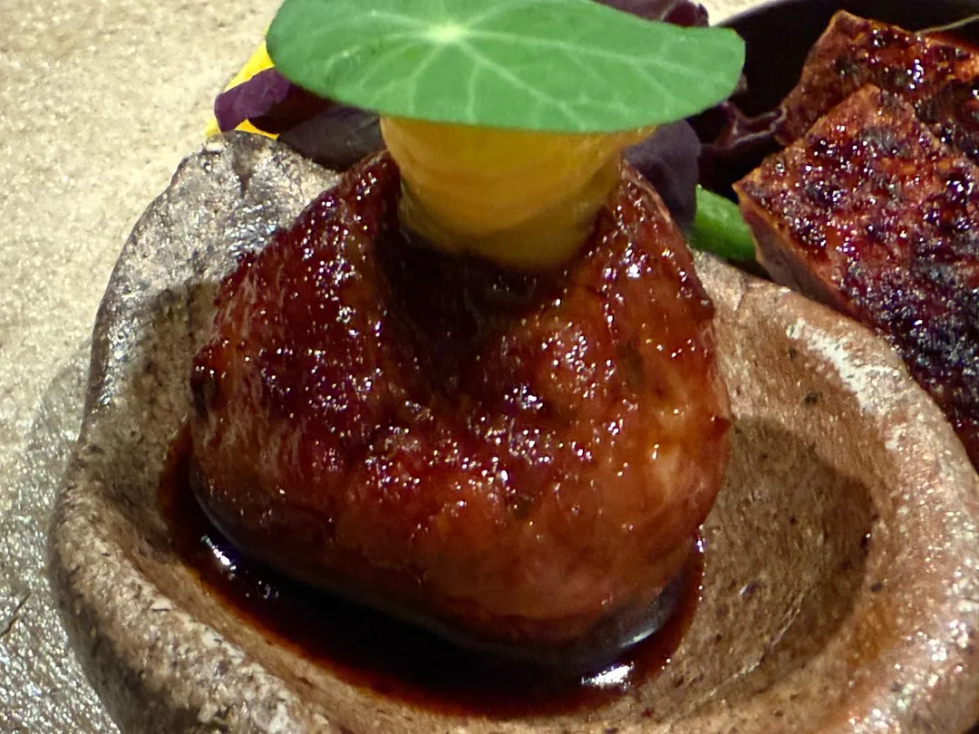 鴨腿肉丸子美味程度媲美和牛漢堡排。（圖／黃宏輝提供）
