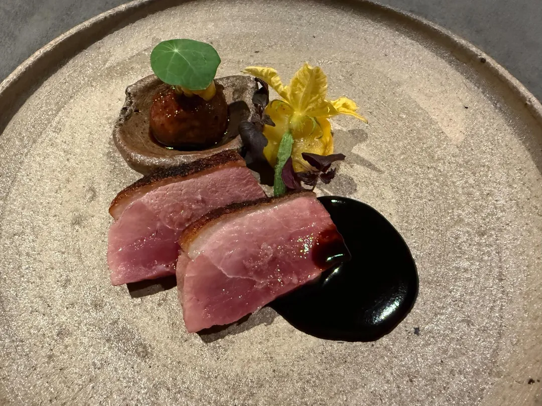 台灣彰化產的玉露鴨肉美味程度媲美和牛，與日本八丁味噌共演京都風「和鴨」之美。（圖／黃宏輝提供）