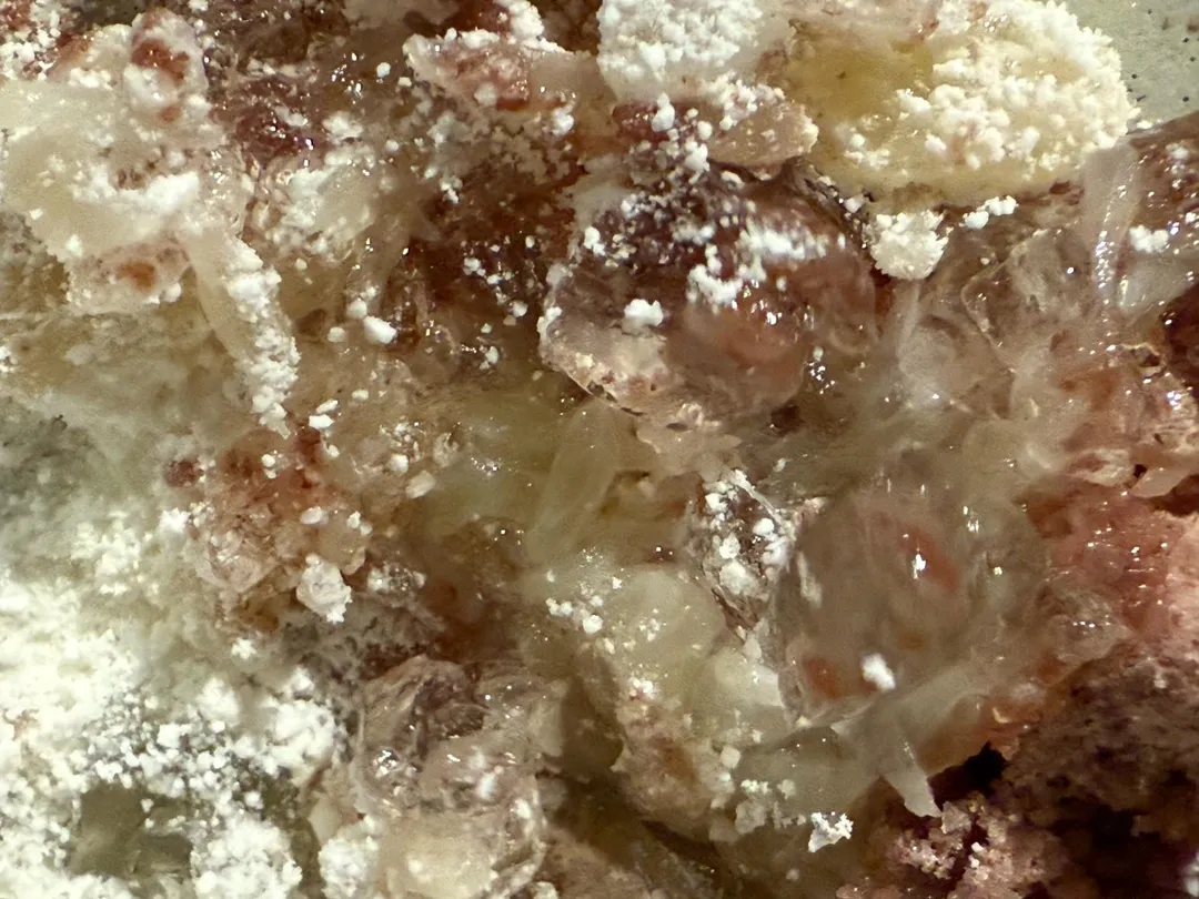 紅豆冰沙下是薄荷花泥、檸檬香茅果凍和柚子果肉，味覺上互相調和出天然清新之感。（圖／黃宏輝提供）