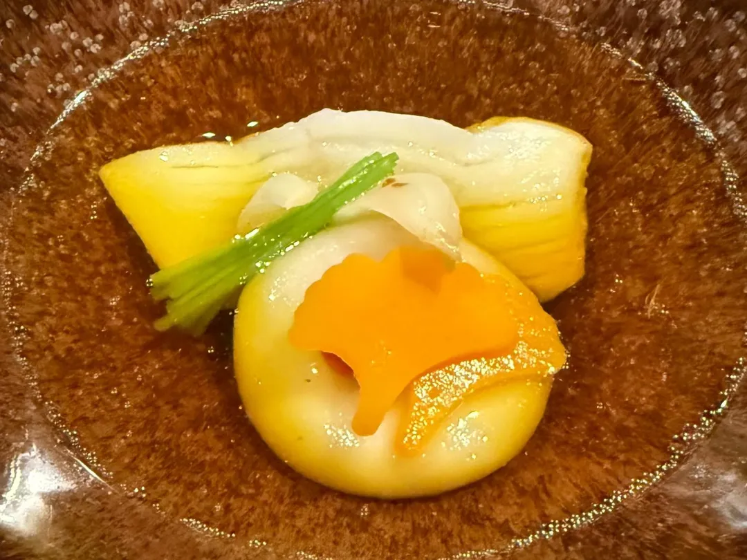 歐洲番紅花和日本竹筴魚熬製異國混合高湯。（圖／黃宏輝提供）