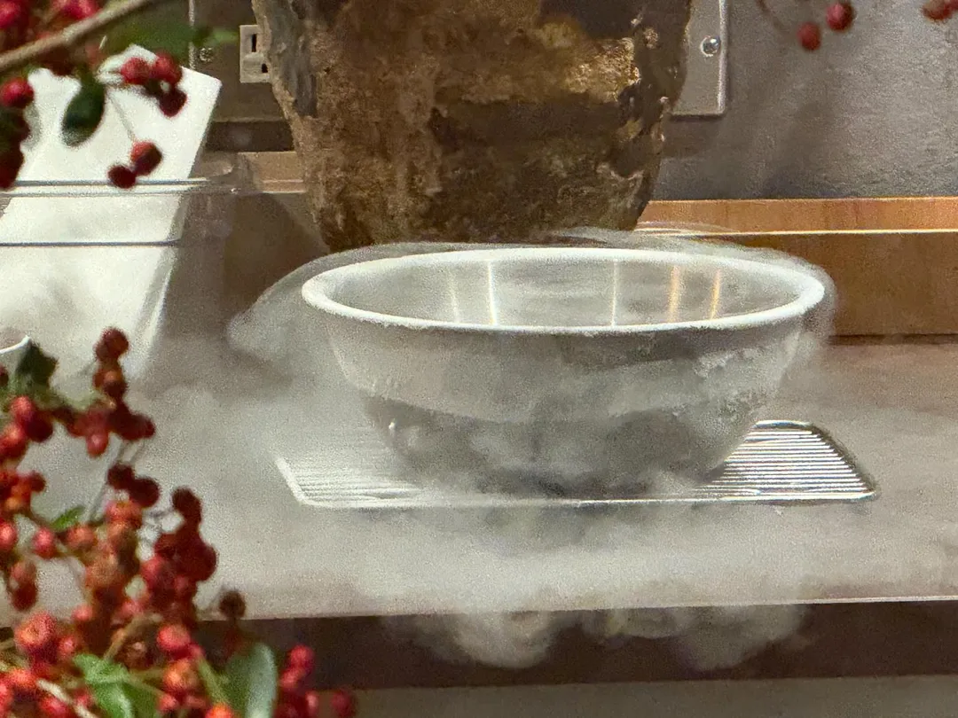 液態氮將純奶酪急速冷凍，此技在分子料理很常見。（圖／黃宏輝提供）