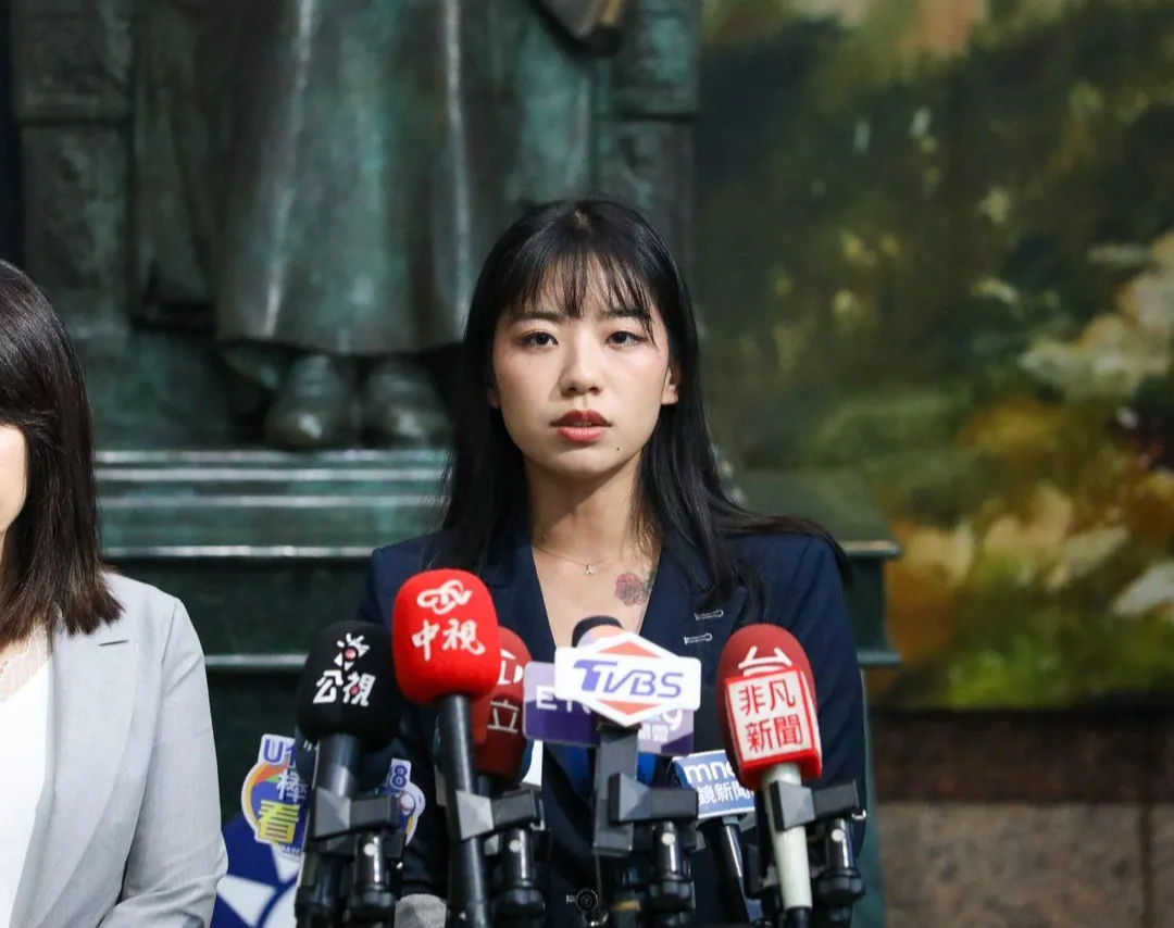 楊智伃開酸,「民進黨成垃圾回收站?收了國民黨不要的垃圾,還讓他在高雄亂倒垃圾」?(圖取自楊智伃臉書)