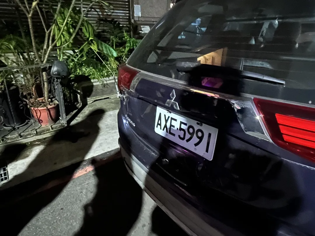 楊姓男子將該巡邏車無線電天線折凹。（圖／警方提供）