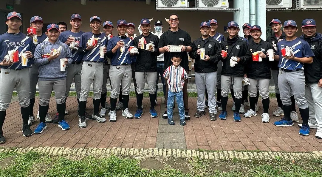 張育成替學弟打氣。(圖/翻攝自張育成臉書)