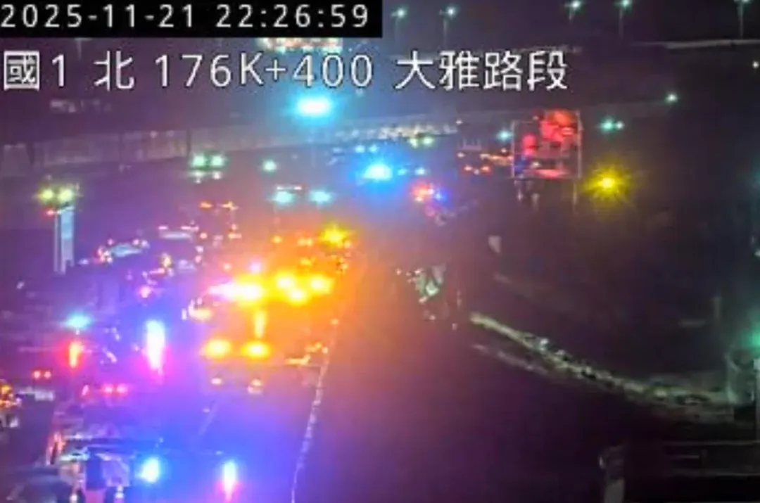 大貨車橫占外側車道,造成車流壅塞,警方與拖吊業者迅速趕往現場排除事故車輛。(圖/翻攝畫面)