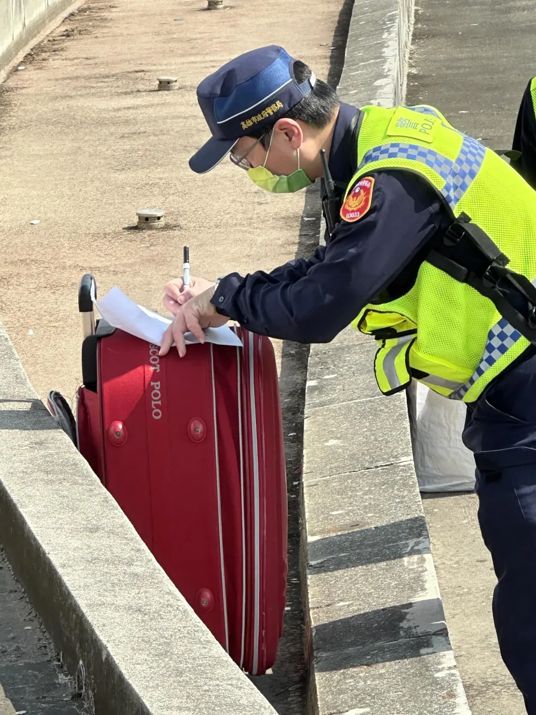 有網友發現在高雄世運商品部外疑似出現警方取締販賣盜版攤販。(圖/翻攝Threads lulalulalayuhao)