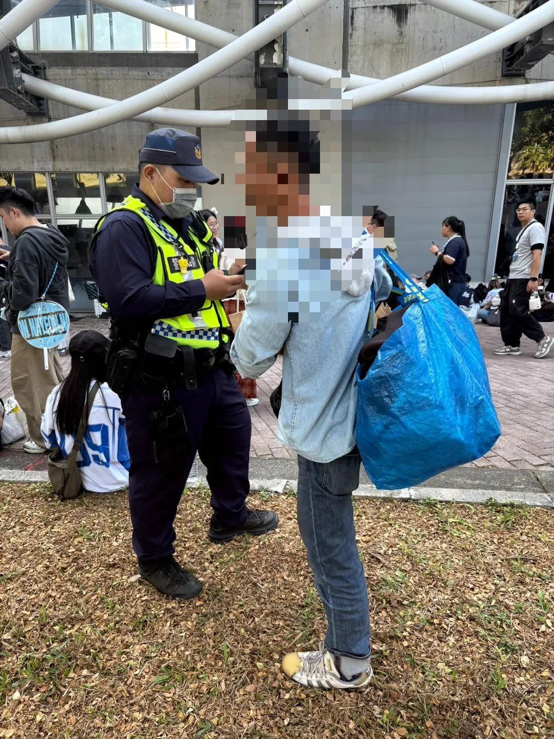 警方表示,前往現場了解並未發現販賣盜版商品情事,不過仍依法對違規攤販開出罰單。(圖/警方提供)