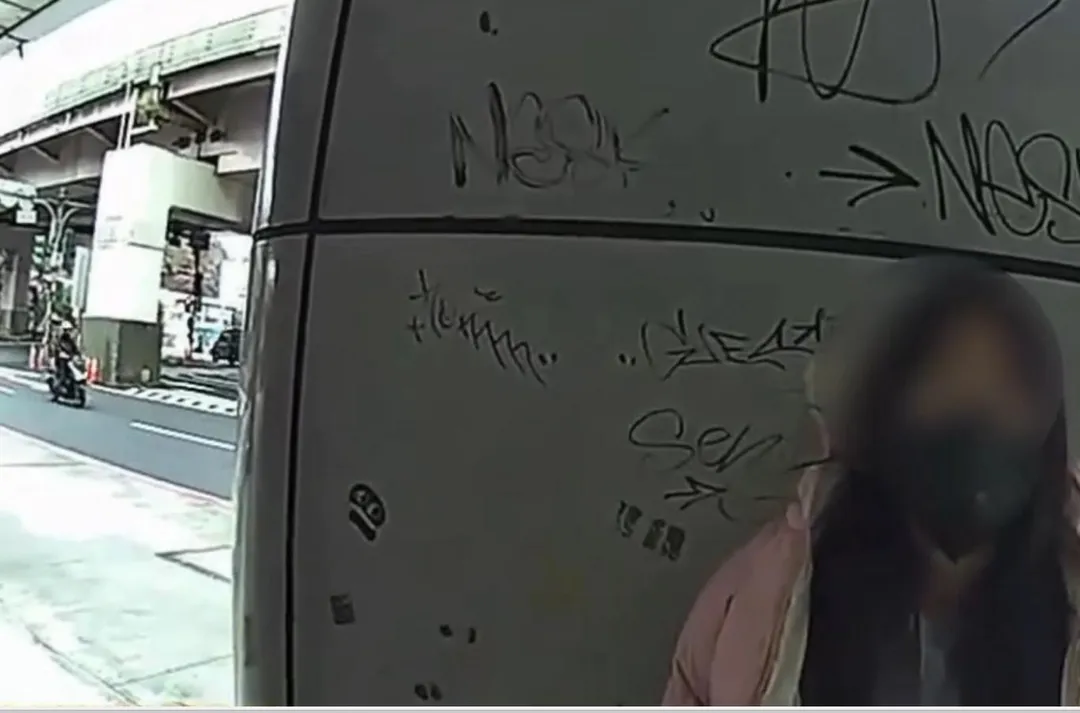 吳女騎機車左搖右晃,員警察覺有異上前攔查,發現吳女不只毒駕還被新北地院通緝中。(圖/警方提供)