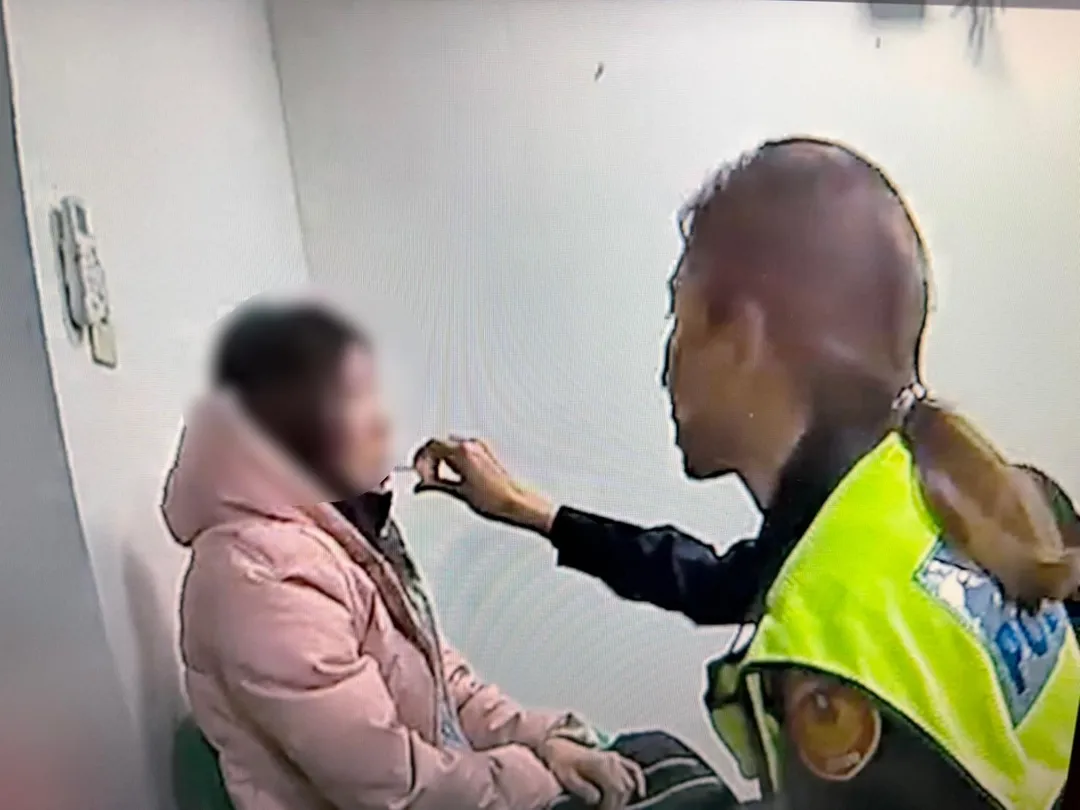 吳女騎機車左搖右晃,員警察覺有異上前攔查,發現吳女不只毒駕還被新北地院通緝中。(圖/警方提供)