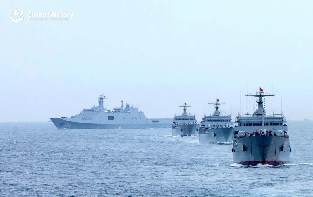 作者質疑,為何美國將領會認定解放軍將登陸台灣;圖為解放軍的兩棲艦艇操演。(圖/中國軍網)