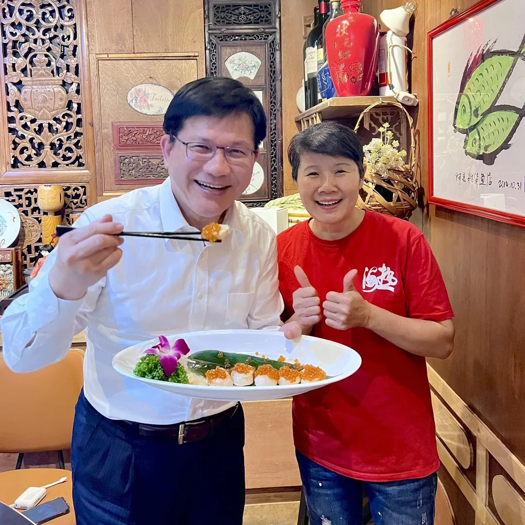 林佳龍吃干貝晚餐。(圖/截自林佳龍臉書)