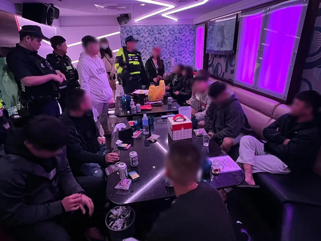 淡水KTV包廂日前有12名男女慶生，但遭警方臨檢查獲賭博，只能將蛋糕打包帶走。（圖／警方提供）
