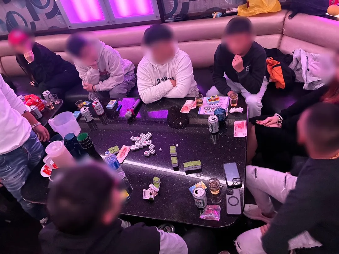 淡水KTV包廂日前有12名男女慶生，但遭警方臨檢查獲賭博，只能將蛋糕打包帶走。（圖／警方提供）