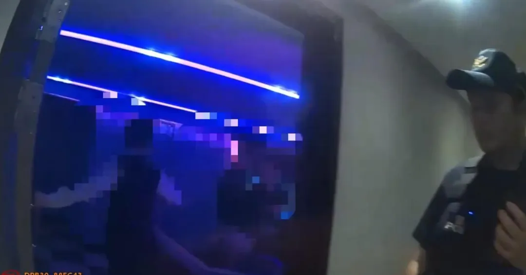 淡水KTV包廂日前有12名男女慶生，但遭警方臨檢查獲賭博，只能將蛋糕打包帶走。（圖／警方提供）