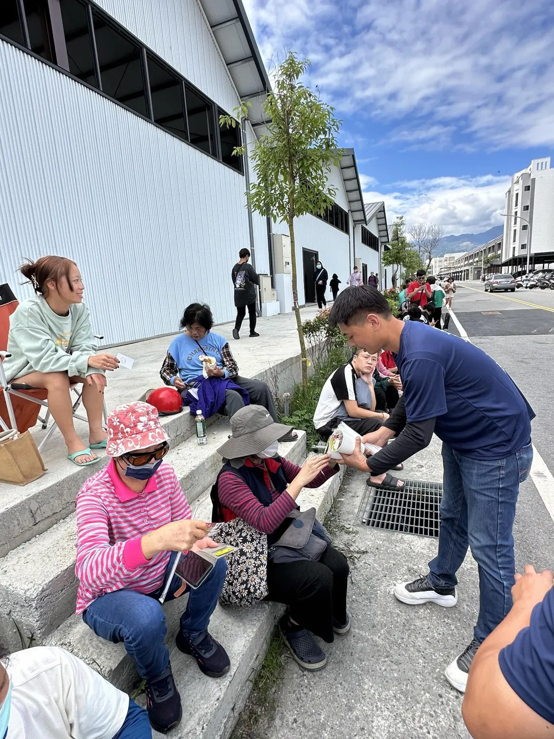 台灣一名烤雞業者因預測鳳凰颱風的颱風假失準，決定兌現承諾，於台東市區免費發放100隻烤雞。（圖／業者提供）
