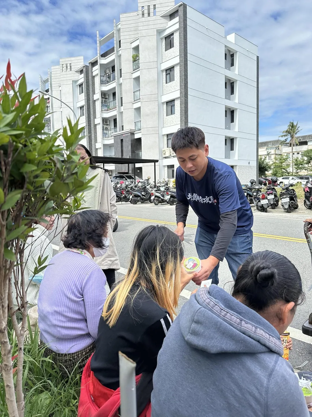 台灣一名烤雞業者因預測鳳凰颱風的颱風假失準，決定兌現承諾，於台東市區免費發放100隻烤雞。（圖／業者提供）