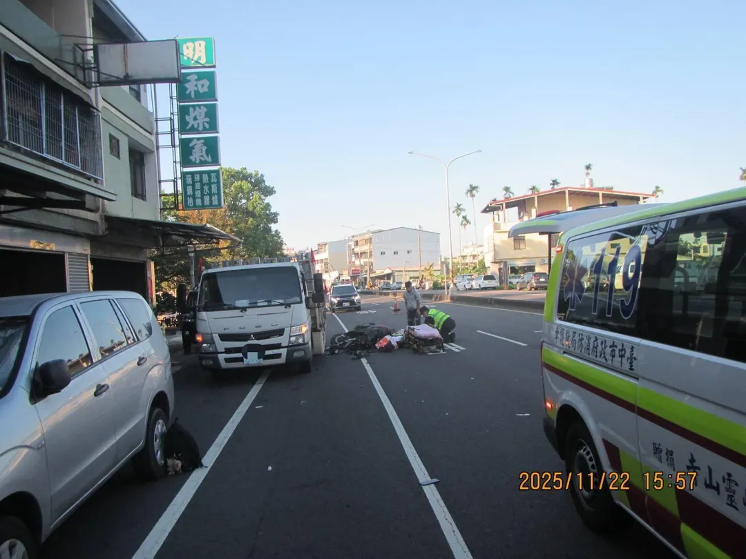 台中市霧峰中正路發生一起機車騎士自撞大貨車的意外事故。(圖/警方提供)