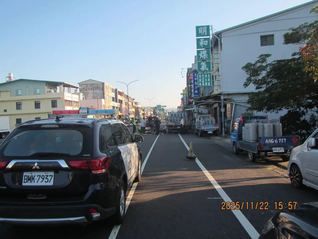 台中市霧峰中正路發生一起機車騎士自撞大貨車的意外事故。(圖/警方提供)