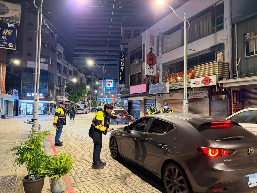 桃園市中壢警分局21日晚間執行「雷霆除暴」擴大臨檢勤務。（圖／警方提供）