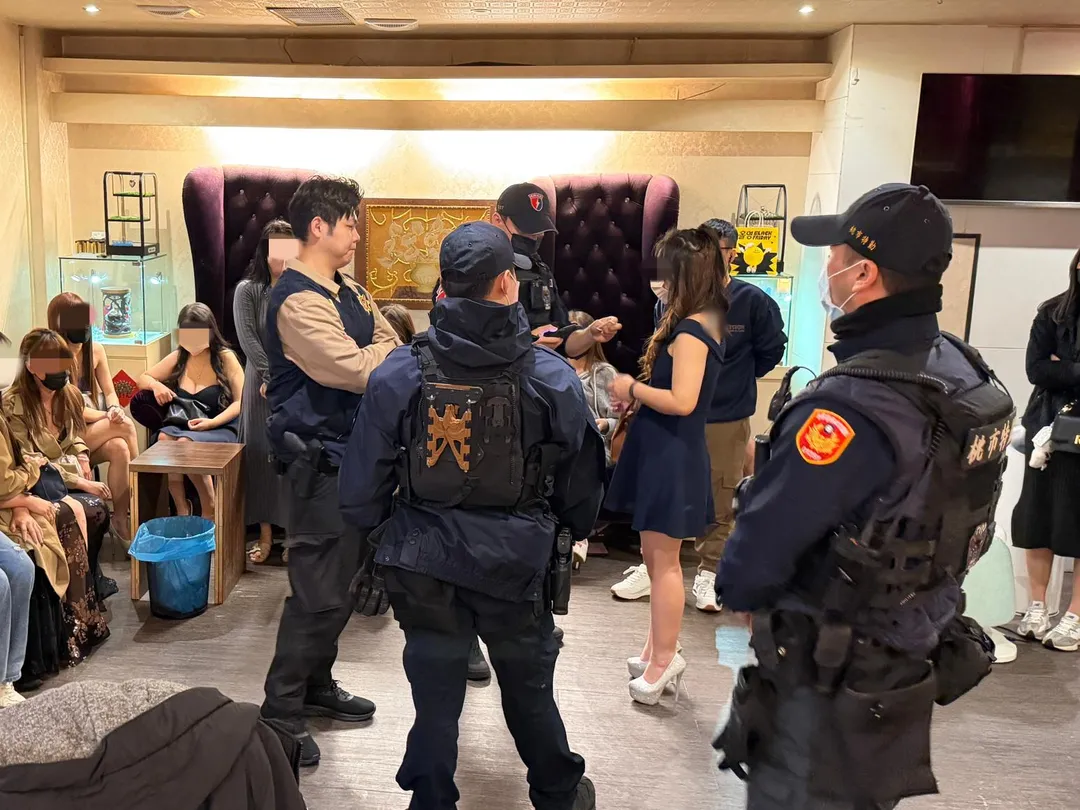 桃園市中壢警分局21日晚間執行「雷霆除暴」勤務，前往23處特種營業場所執行臨檢。（圖／警方提供）