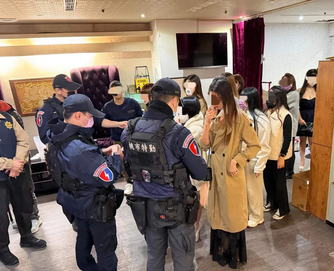 桃園市中壢警分局21日晚間執行「雷霆除暴」勤務，前往23處特種營業場所執行臨檢。（圖／警方提供）