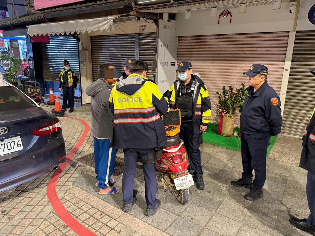 桃園市中壢警分局21日晚間執行「雷霆除暴」擴大臨檢勤務。（圖／警方提供）