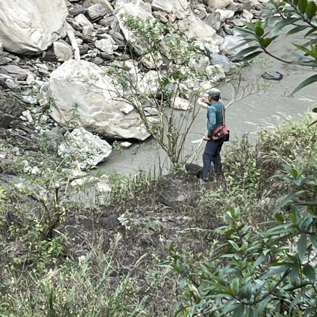 屏東縣瑪家鄉獅王瀑布今日發生2男1女受傷意外。（圖／屏東縣消防局提供）