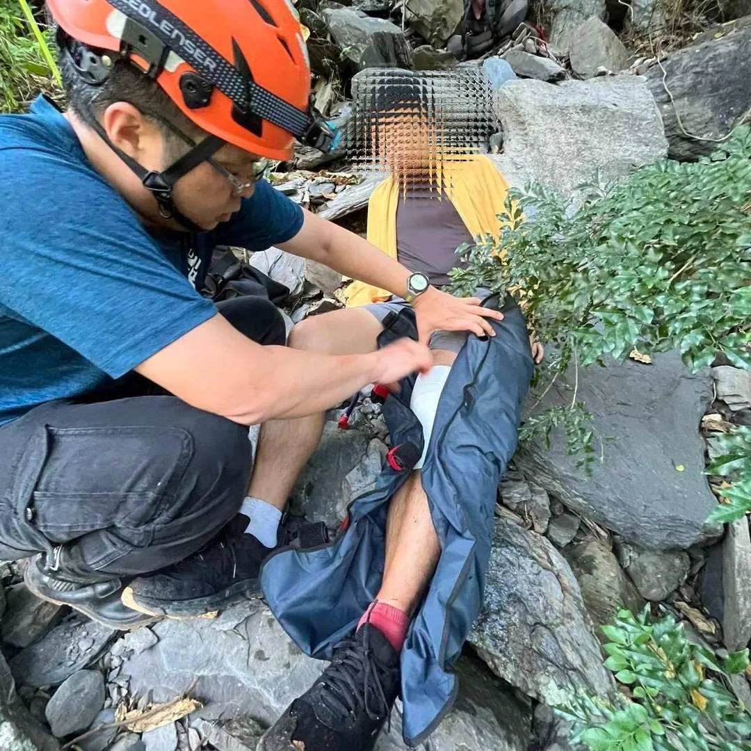 受傷男子大腿骨折，所幸意識清醒。（圖／屏東縣消防局提供）