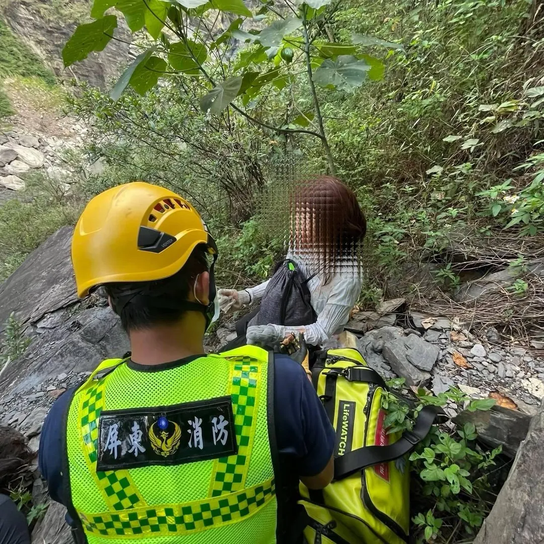 受傷女子疑似顱底骨折，所幸意識清醒。（圖／屏東縣消防局提供）