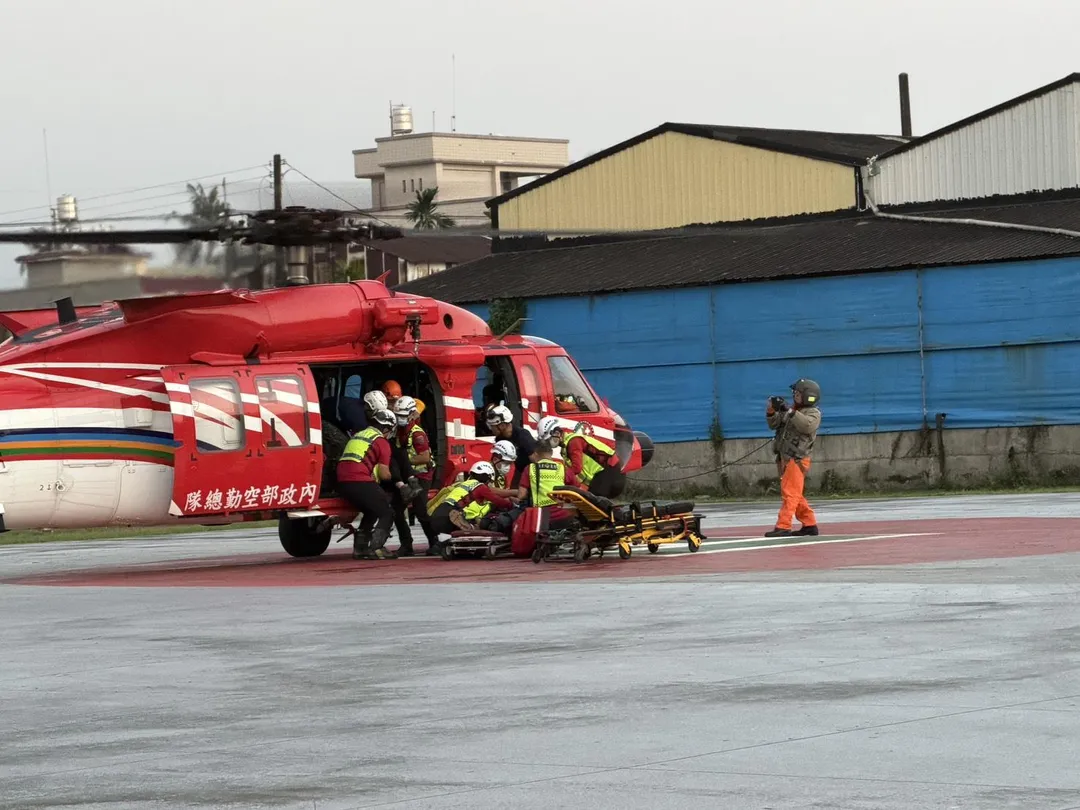 由於碎石路且非常陡峭，難將3人搬運下山，搜救隊員向消防署請求空中勤務總隊支援。（圖／屏東縣消防局提供）