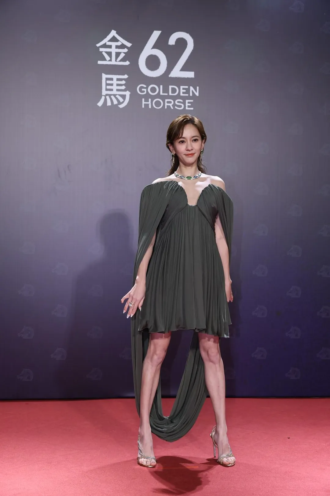 藝人陳意涵以一身墨綠色洋裝亮相，成為紅毯上的焦點。（圖／中國時報 陳俊吉、杜宜諳、郭吉銓攝）