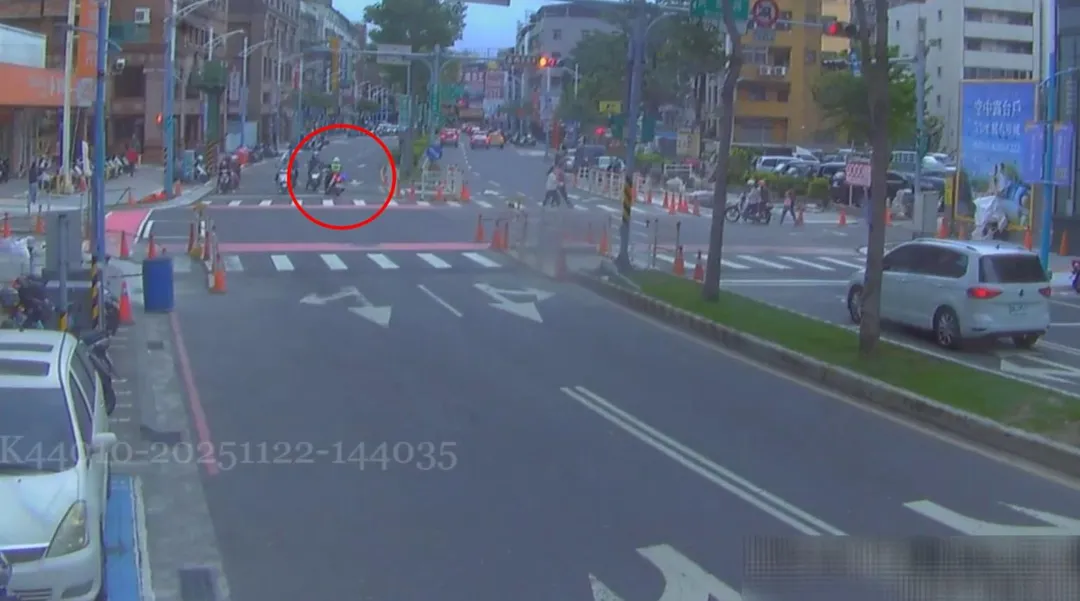 遭通緝的楊男邊騎車邊吸毒，被員警攔查，他竟然拒檢逃逸，最後還是難逃法網。（圖／警方提供）