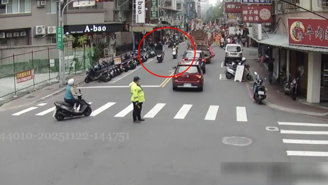 楊男一路闖紅燈逃逸，員警在後方緊追不捨。（圖／警方提供）