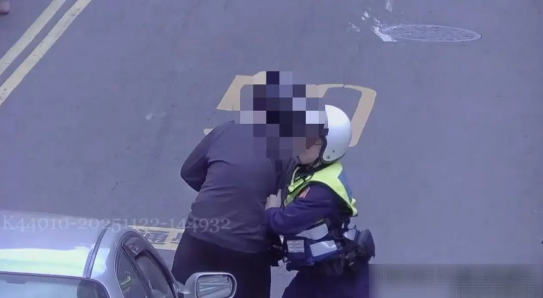 楊男撞到汽車後倒地，員警立即上前壓制，當場扭打。（圖／警方提供）