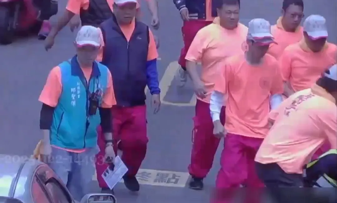 廟會遶境信徒見狀，立即上前幫助員警逮捕楊姓男子。（圖／警方提供）
